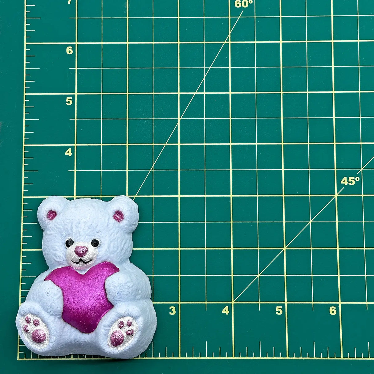 Badekugel handgemacht Teddy mit Herz mittig