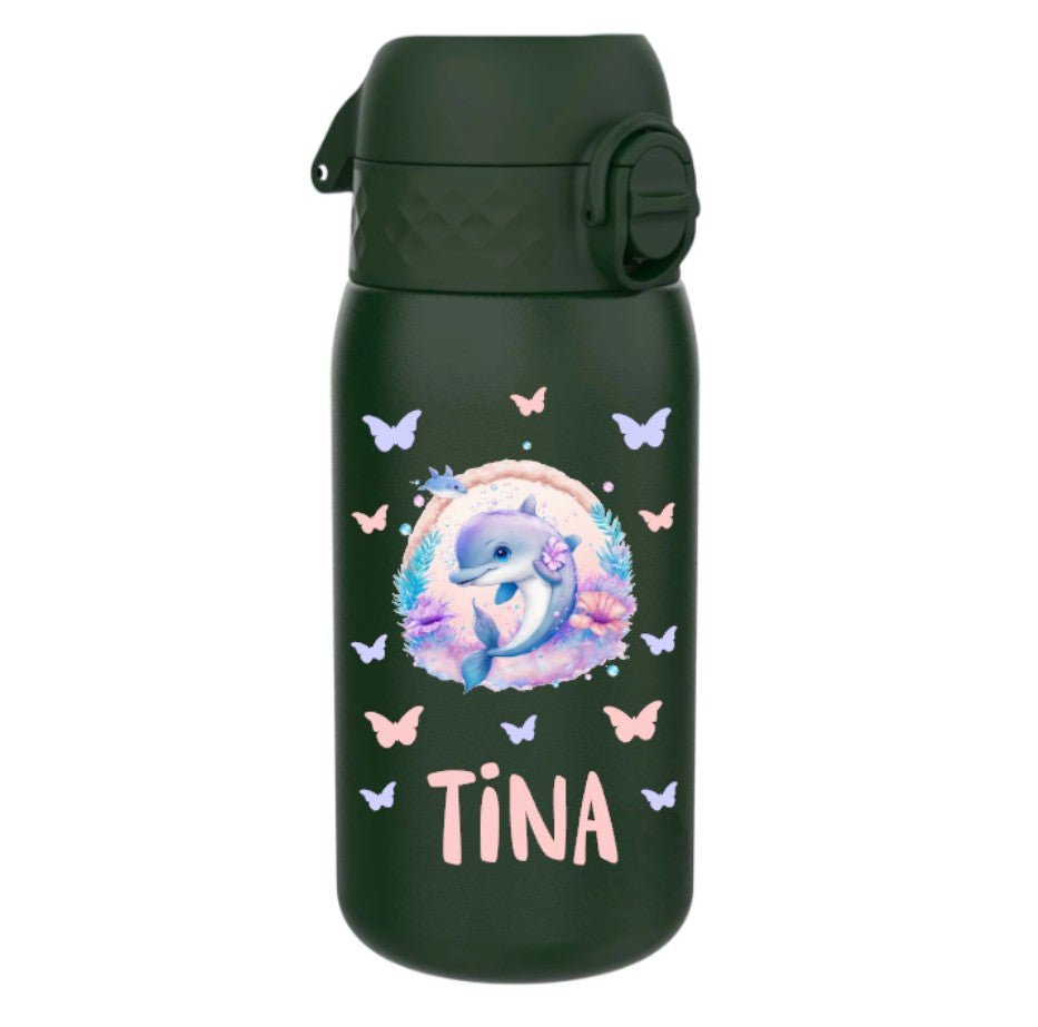 trinkflasche, trinkflasche kinder, trinkflasche kinder edelstahl, trinkflasche kinder edelstahl personalisiert, trinkflasche kinder ohne plastik, trinkflasche personalisiert, trinkflasche kinder personalisiert, trinkflasche junge, trinkflasche junge personalisiert, trinkflasche kinder auslaufsicher, kindergarten, schule, spielgruppe, trinkflasche bedruckt, trinkflasche beschriftet, trinkflasche mit delfin, trinkflasche kinder dunkelgrün