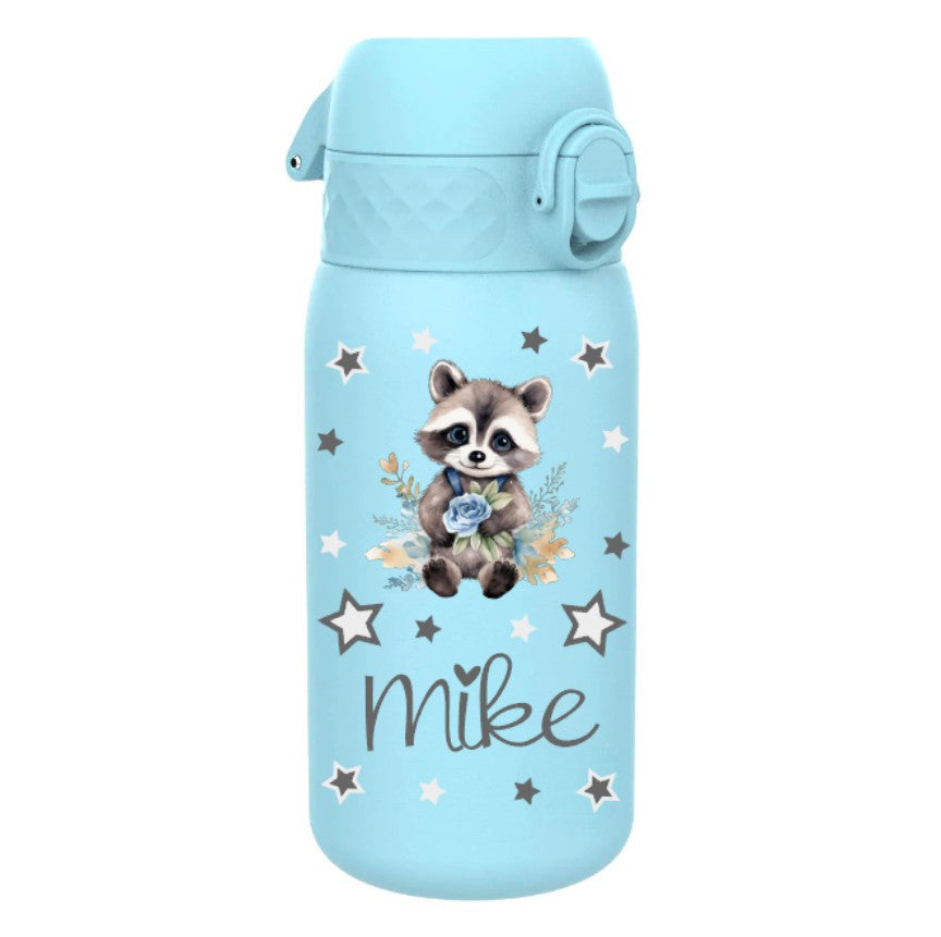trinkflasche, trinkflasche kinder, trinkflasche kinder edelstahl, trinkflasche kinder edelstahl personalisiert, trinkflasche kinder ohne plastik, trinkflasche personalisiert, trinkflasche kinder personalisiert, trinkflasche junge, trinkflasche junge personalisiert, trinkflasche kinder auslaufsicher, kindergarten, schule, spielgruppe, trinkflasche bedruckt, trinkflasche beschriftet, trinkflasche mit waschbär