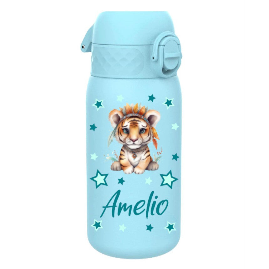 trinkflasche, trinkflasche kinder, trinkflasche kinder edelstahl, trinkflasche kinder edelstahl personalisiert, trinkflasche kinder ohne plastik, trinkflasche personalisiert, trinkflasche kinder personalisiert, trinkflasche junge, trinkflasche junge personalisiert, trinkflasche kinder auslaufsicher, kindergarten, schule, spielgruppe, trinkflasche bedruckt, trinkflasche beschriftet, trinkflasche mit tiger