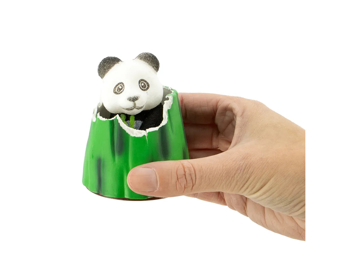 Wachsender Panda im Ei