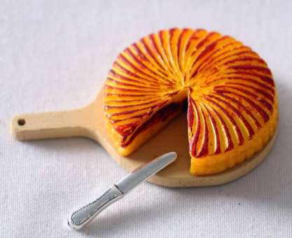 Wichtelzubehör Kuchen auf Holzbrett