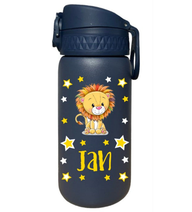 trinkflasche edelstahl löwe, trinkflasche edelstahl kinder löwe, trinkflasche edelstahl löwe personalisiert, trinkflasche edelstahl kinder löwe, trinkflasche edelstahl kinder personalisiert, trinkflasche edelstahl personalisiert, trinkflasche edelstahl junge, trinkflasche edelstahl junge personalisiert, trinkflasche edelstahl kinder spielgruppe, trinkflasche edelstahl kindergarten, trinkflasche edelstahl kindergarten personalisiert, trinkflasche edelstahl kinder personalisiert schweiz