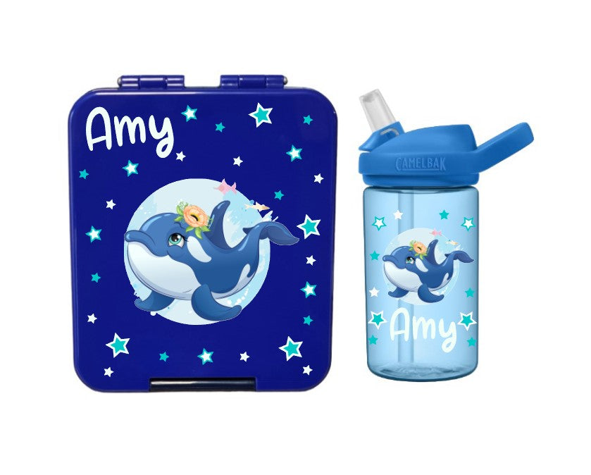 Znünibox und Trinkflasche, Znünibox personalisiert, Znünibox Kinder, Camelbak Kinder, Camelbak Kids, Camelbak Kinder personalisiert, Camelbak Kids personalisiert, Znünibox mit Name, Znünibox unterteilt, Znünibox auslaufsicher, Znünibox blau, Znünibox personalisiert Schweiz, Znünibox kaufen, Trinkflasche Kinder, Trinkflasche Kinder personalisiert