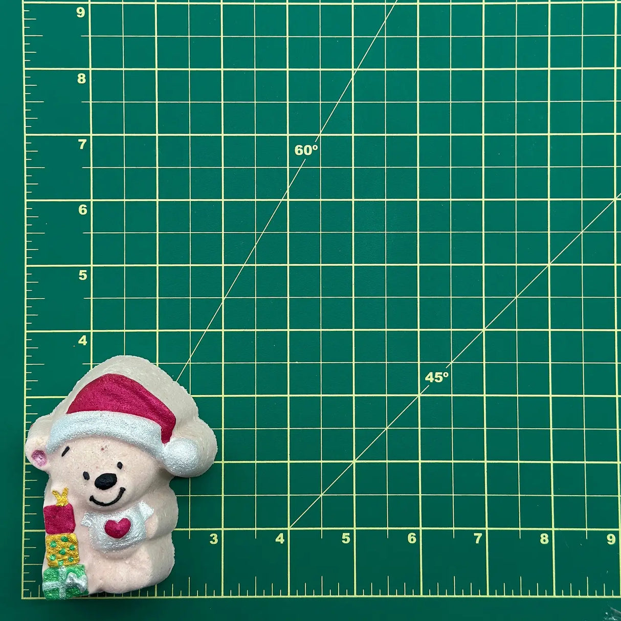 Badekugel handgemacht Weihnachten Bär mit Geschenk