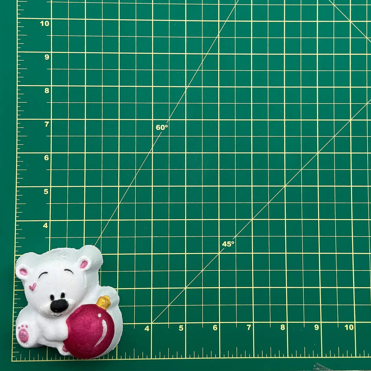 Badekugel handgemacht Weihnachten Bär mit Weihnachtskugel