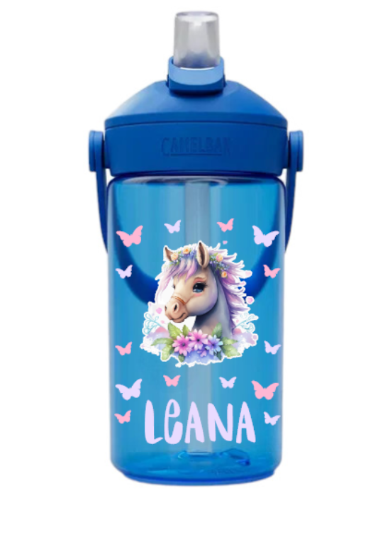 camelbak, camelbak kinder, camelbak kids, trinkflasche camelbak kinder, trinkflasche camelbak personalisiert, trinkflasche camelbak kinder personalisiert, trinkflasche kinder personalisiert, trinkflasche kinder bedruckt, trinkflasche auslaufsicher, trinkflasche beschriftet, trinkflasche auslaufsicher kinder, trinkflasche kinder blau, trinkflasche kinder ab 3 jahre, auslaufsicher, spülmaschinenfest, kindergarten, spielgruppe, trinkflasche kinder kaufen, trinkflasche kinder pferd