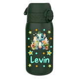 trinkflasche, trinkflasche kinder, trinkflasche kinder edelstahl, trinkflasche kinder edelstahl personalisiert, trinkflasche kinder ohne plastik, trinkflasche personalisiert, trinkflasche kinder personalisiert, trinkflasche junge, trinkflasche junge personalisiert, trinkflasche kinder auslaufsicher, kindergarten, schule, spielgruppe, trinkflasche bedruckt, trinkflasche beschriftet, trinkflasche mit dino, trinkflasche kinder dunkelgrün
