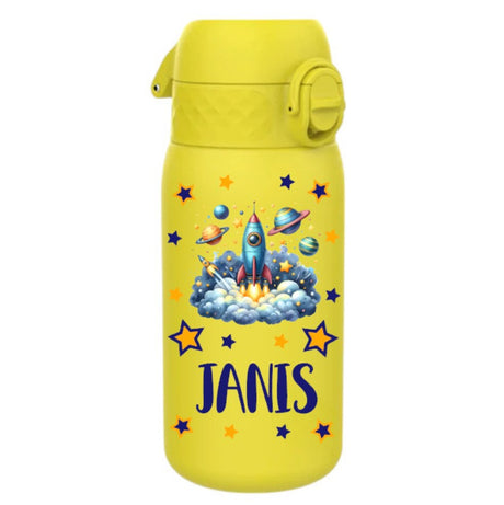 trinkflasche, trinkflasche kinder, trinkflasche kinder edelstahl, trinkflasche kinder edelstahl personalisiert, trinkflasche kinder ohne plastik, trinkflasche personalisiert, trinkflasche kinder personalisiert, trinkflasche junge, trinkflasche junge personalisiert, trinkflasche kinder auslaufsicher, kindergarten, schule, spielgruppe, trinkflasche bedruckt, trinkflasche beschriftet, trinkflasche mit rakete, trinkflasche kinder gelb
