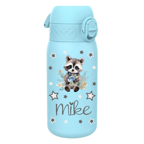 trinkflasche, trinkflasche kinder, trinkflasche kinder edelstahl, trinkflasche kinder edelstahl personalisiert, trinkflasche kinder ohne plastik, trinkflasche personalisiert, trinkflasche kinder personalisiert, trinkflasche junge, trinkflasche junge personalisiert, trinkflasche kinder auslaufsicher, kindergarten, schule, spielgruppe, trinkflasche bedruckt, trinkflasche beschriftet, trinkflasche mit waschbär
