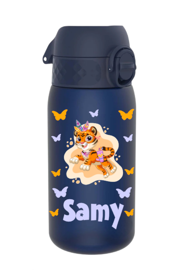 trinkflasche kinder, trinkflasche kinder personalisiert, trinkflasche kinder mit name, trinkflasche kinder auslaufsicher, trinkflasche kinder leicht, trinkflasche kinder dunkelblau,trinkflasche kinder bedruckt, trinkflasche kinder beschriftet, trinkflasche, trinkflasche mädchen,trinkflasche personalisiert, trinkflasche kaufen, trinkflasche kinder unterwegs, trinkflasche kinder kindergarten, trinkflasche kinder ohne strohhalm, trinkflasche kinder ab 3 Jahren,trinkflasche kinder kaufen,trinkflasche löwe