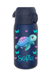 trinkflasche kinder, trinkflasche kinder personalisiert, trinkflasche kinder mit name, trinkflasche kinder auslaufsicher, trinkflasche kinder leicht, trinkflasche kinder dunkelblau,trinkflasche kinder bedruckt, trinkflasche kinder beschriftet, trinkflasche, trinkflasche junge,trinkflasche personalisiert, trinkflasche kaufen, trinkflasche kinder unterwegs, trinkflasche kinder kindergarten, trinkflasche kinder ohne strohhalm, trinkflasche kinder ab 3 Jahren,trinkflasche kinder kaufen,trinkflasche schildkröte
