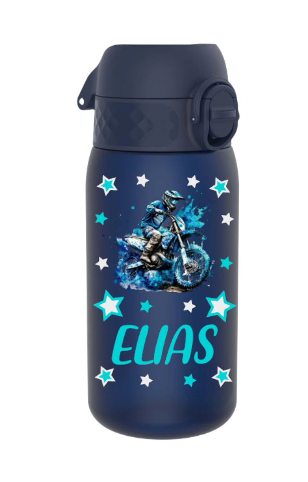 trinkflasche kinder, trinkflasche kinder personalisiert, trinkflasche kinder mit name, trinkflasche kinder auslaufsicher, trinkflasche kinder leicht, trinkflasche kinder dunkelblau,trinkflasche kinder bedruckt, trinkflasche kinder beschriftet, trinkflasche, trinkflasche junge,trinkflasche personalisiert, trinkflasche kaufen, trinkflasche kinder unterwegs, trinkflasche kinder kindergarten, trinkflasche kinder ohne strohhalm, trinkflasche kinder ab 3 Jahren,trinkflasche kinder kaufen,trinkflasche motocross