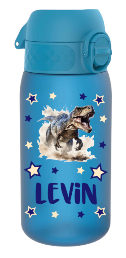 trinkflasche kinder, trinkflasche kinder personalisiert, trinkflasche kinder mit name, trinkflasche kinder auslaufsicher, trinkflasche kinder leicht, trinkflasche kinder blau, trinkflasche kinder bedruckt, trinkflasche kinder beschriftet, trinkflasche, trinkflasche junge,trinkflasche personalisiert, trinkflasche kaufen, trinkflasche kinder unterwegs, trinkflasche kinder kindergarten, trinkflasche kinder ohne strohhalm, trinkflasche kinder ab 3 Jahren, trinkflasche kinder kaufen, trinkflasche dino