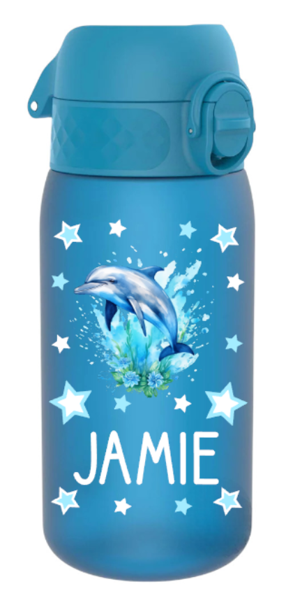 trinkflasche kinder, trinkflasche kinder personalisiert, trinkflasche kinder mit name, trinkflasche kinder auslaufsicher, trinkflasche kinder leicht, trinkflasche kinder blau, trinkflasche kinder bedruckt, trinkflasche kinder beschriftet, trinkflasche, trinkflasche junge,trinkflasche personalisiert, trinkflasche kaufen, trinkflasche kinder unterwegs, trinkflasche kinder kindergarten, trinkflasche kinder ohne strohhalm, trinkflasche kinder ab 3 Jahren, trinkflasche kinder kaufen, trinkflasche delfin
