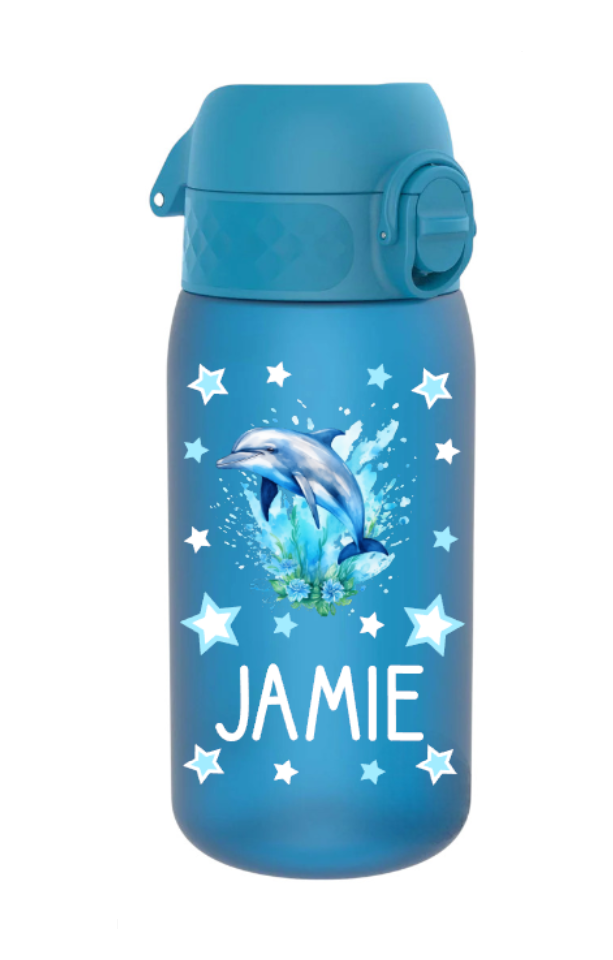 trinkflasche kinder, trinkflasche kinder personalisiert, trinkflasche kinder mit name, trinkflasche kinder auslaufsicher, trinkflasche kinder leicht, trinkflasche kinder blau, trinkflasche kinder bedruckt, trinkflasche kinder beschriftet, trinkflasche, trinkflasche junge,trinkflasche personalisiert, trinkflasche kaufen, trinkflasche kinder unterwegs, trinkflasche kinder kindergarten, trinkflasche kinder ohne strohhalm, trinkflasche kinder ab 3 Jahren, trinkflasche kinder kaufen, trinkflasche delfin