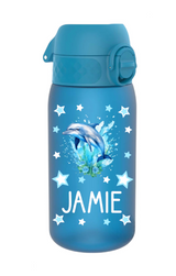 trinkflasche kinder, trinkflasche kinder personalisiert, trinkflasche kinder mit name, trinkflasche kinder auslaufsicher, trinkflasche kinder leicht, trinkflasche kinder blau, trinkflasche kinder bedruckt, trinkflasche kinder beschriftet, trinkflasche, trinkflasche junge,trinkflasche personalisiert, trinkflasche kaufen, trinkflasche kinder unterwegs, trinkflasche kinder kindergarten, trinkflasche kinder ohne strohhalm, trinkflasche kinder ab 3 Jahren, trinkflasche kinder kaufen, trinkflasche delfin