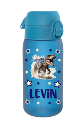 trinkflasche kinder, trinkflasche kinder personalisiert, trinkflasche kinder mit name, trinkflasche kinder auslaufsicher, trinkflasche kinder leicht, trinkflasche kinder blau, trinkflasche kinder bedruckt, trinkflasche kinder beschriftet, trinkflasche, trinkflasche junge,trinkflasche personalisiert, trinkflasche kaufen, trinkflasche kinder unterwegs, trinkflasche kinder kindergarten, trinkflasche kinder ohne strohhalm, trinkflasche kinder ab 3 Jahren, trinkflasche kinder kaufen, trinkflasche dino