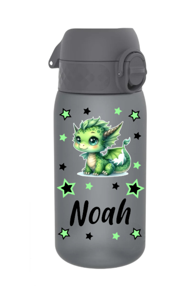 trinkflasche kinder, trinkflasche kinder personalisiert, trinkflasche kinder mit name, trinkflasche kinder auslaufsicher, trinkflasche kinder leicht, trinkflasche kinder grau,trinkflasche kinder bedruckt, trinkflasche kinder beschriftet, trinkflasche, trinkflasche junge,trinkflasche personalisiert, trinkflasche kaufen, trinkflasche kinder unterwegs, trinkflasche kinder kindergarten, trinkflasche kinder ohne strohhalm, trinkflasche kinder ab 3 Jahren,trinkflasche kinder kaufen,trinkflasche drache