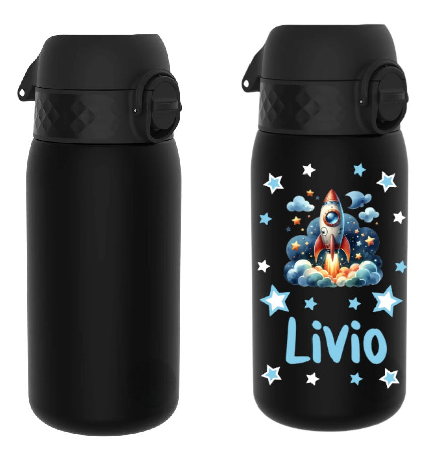 trinkflasche kinder, trinkflasche kinder personalisiert, trinkflasche kinder mit name, trinkflasche kinder auslaufsicher, trinkflasche kinder leicht, trinkflasche kinder schwarz,trinkflasche kinder bedruckt, trinkflasche kinder beschriftet, trinkflasche, trinkflasche junge,trinkflasche personalisiert, trinkflasche kaufen, trinkflasche kinder unterwegs, trinkflasche kinder kindergarten, trinkflasche kinder ohne strohhalm, trinkflasche kinder ab 3 Jahren,trinkflasche kinder kaufen,trinkflasche rakete