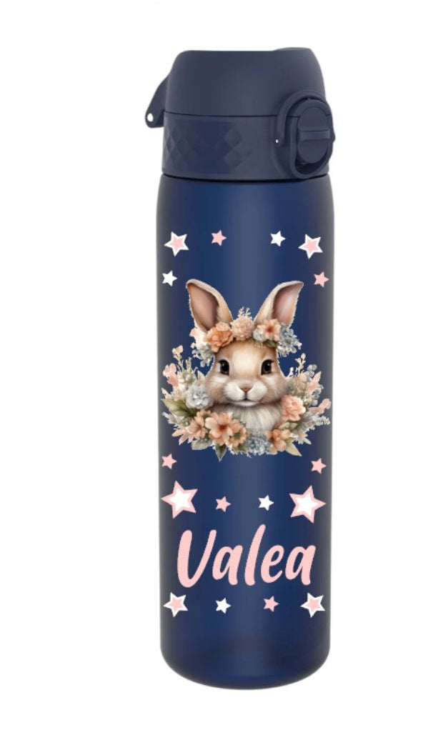 trinkflasche, trinkfasche kinder, trinkflasche personalisiert, trinkflasche bpa frei, trinkflasche sport, trinkflasche kinder personalisiert, trinkflasche auslaufsicher, wasserflasche, wasserflasche personalisiert, wasserflasche kinder, trinkflasche kinder kaufen, trinkflasche mit name, trinkflasche kinder mit name, trinkflasche dunkelblau, trinkflasche personalisiert hase, trinkflasche mädchen, trinkflasche kindergarten, trinkflasche schule, trinkflasche beschriftet, trinkflasche bedruckt, ohne strohhalm