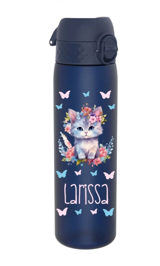 trinkflasche, trinkfasche kinder, trinkflasche personalisiert, trinkflasche bpa frei, trinkflasche sport, trinkflasche kinder personalisiert, trinkflasche auslaufsicher, wasserflasche, wasserflasche personalisiert, wasserflasche kinder, trinkflasche kinder kaufen, trinkflasche mit name, trinkflasche kinder mit name, trinkflasche dunkelblau, trinkflasche personalisiert katze, trinkflasche mädchen, trinkflasche kindergarten, trinkflasche schule, trinkflasche beschriftet, trinkflasche bedruckt, ohne strohhalm