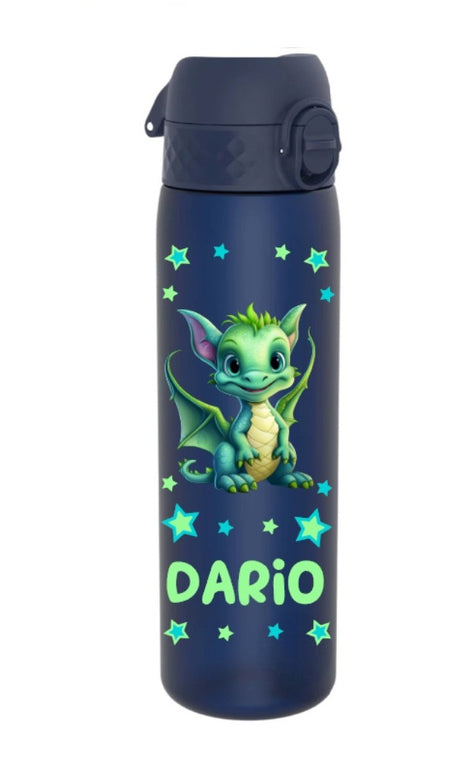 trinkflasche, trinkfasche kinder, trinkflasche personalisiert, trinkflasche bpa frei, trinkflasche sport, trinkflasche kinder personalisiert, trinkflasche auslaufsicher, wasserflasche, wasserflasche personalisiert, wasserflasche kinder, trinkflasche kinder kaufen, trinkflasche mit name, trinkflasche kinder mit name, trinkflasche dunkelblau, trinkflasche personalisiert drache, trinkflasche junge, trinkflasche kindergarten, trinkflasche schule, trinkflasche beschriftet, trinkflasche bedruckt, ohne strohhalm