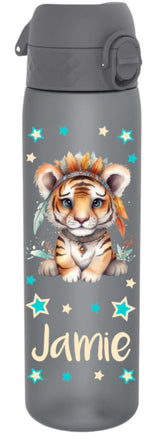 trinkflasche, trinkfasche kinder, trinkflasche personalisiert, trinkflasche bpa frei, trinkflasche sport, trinkflasche kinder personalisiert, trinkflasche auslaufsicher, wasserflasche, wasserflasche personalisiert, wasserflasche kinder, trinkflasche kinder kaufen, trinkflasche mit name, trinkflasche kinder mit name, trinkflasche grau, trinkflasche personalisiert tiger, trinkflasche junge, trinkflasche kindergarten, trinkflasche schule, trinkflasche beschriftet, trinkflasche bedruckt, ohne strohhalm