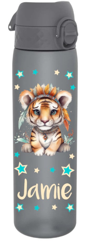 trinkflasche, trinkfasche kinder, trinkflasche personalisiert, trinkflasche bpa frei, trinkflasche sport, trinkflasche kinder personalisiert, trinkflasche auslaufsicher, wasserflasche, wasserflasche personalisiert, wasserflasche kinder, trinkflasche kinder kaufen, trinkflasche mit name, trinkflasche kinder mit name, trinkflasche grau, trinkflasche personalisiert tiger, trinkflasche junge, trinkflasche kindergarten, trinkflasche schule, trinkflasche beschriftet, trinkflasche bedruckt, ohne strohhalm