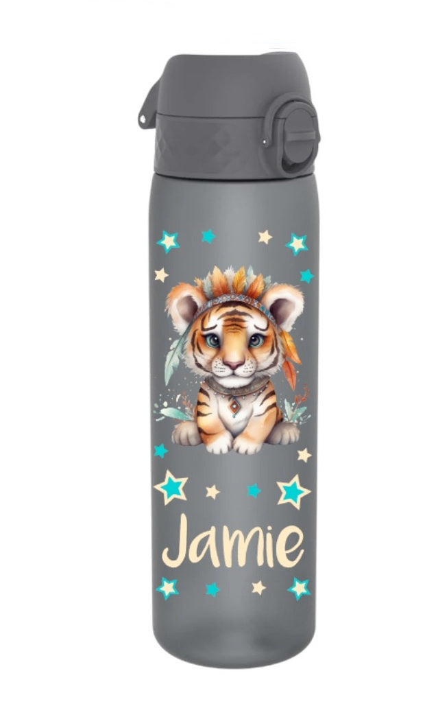 trinkflasche, trinkfasche kinder, trinkflasche personalisiert, trinkflasche bpa frei, trinkflasche sport, trinkflasche kinder personalisiert, trinkflasche auslaufsicher, wasserflasche, wasserflasche personalisiert, wasserflasche kinder, trinkflasche kinder kaufen, trinkflasche mit name, trinkflasche kinder mit name, trinkflasche grau, trinkflasche personalisiert tiger, trinkflasche junge, trinkflasche kindergarten, trinkflasche schule, trinkflasche beschriftet, trinkflasche bedruckt, ohne strohhalm