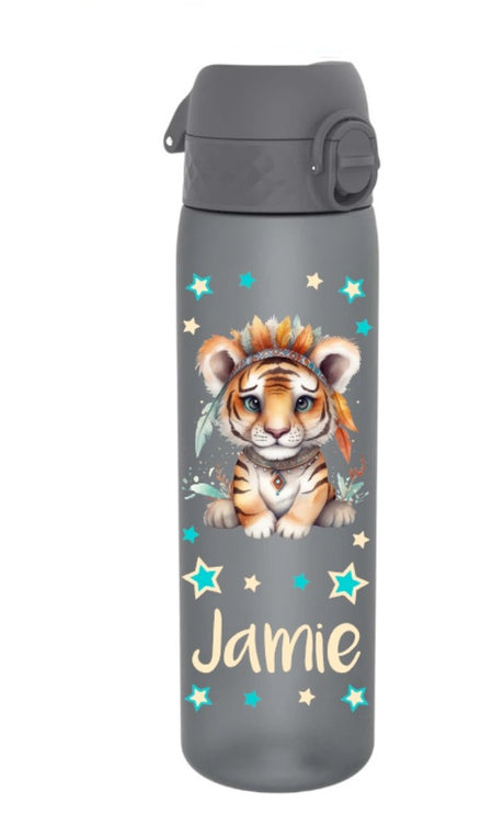 trinkflasche, trinkfasche kinder, trinkflasche personalisiert, trinkflasche bpa frei, trinkflasche sport, trinkflasche kinder personalisiert, trinkflasche auslaufsicher, wasserflasche, wasserflasche personalisiert, wasserflasche kinder, trinkflasche kinder kaufen, trinkflasche mit name, trinkflasche kinder mit name, trinkflasche grau, trinkflasche personalisiert tiger, trinkflasche junge, trinkflasche kindergarten, trinkflasche schule, trinkflasche beschriftet, trinkflasche bedruckt, ohne strohhalm
