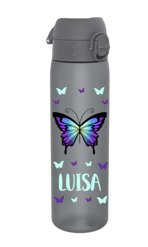 trinkflasche, trinkfasche kinder, trinkflasche personalisiert, trinkflasche bpa frei, trinkflasche sport, trinkflasche kinder personalisiert, trinkflasche auslaufsicher, wasserflasche, wasserflasche personalisiert, wasserflasche kinder, trinkflasche kinder kaufen, trinkflasche mit name, trinkflasche kinder mit name, trinkflasche grau, trinkflasche personalisiert schmetterling, trinkflasche mädche, trinkflasche kindergarten, trinkflasche schule, trinkflasche beschriftet, trinkflasche bedruckt, ohne strohhalm