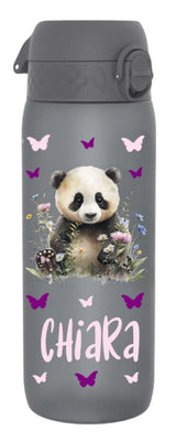 trinkflasche, sport trinkflasche, wasserflasche, trinkflasche personalisiert, sport trinkflasche personalisiert, wasserflasche personalisiert, trinkflasche auslaufsicher, trinkflasche mit name, trinfklasche kohlensäure, trinkflasche kaufen, trinkflasche personalisiert kinder, sport trinkflasche kinder kaufen, trinkflasche schule, trinkflasche bedruckt, trinkflasche beschriftet, trinkflasche grau, trinkflasche erwachsene, trinkflasche erwachsene personalisiert, mit motiv, panda, trinkflasche schweiz