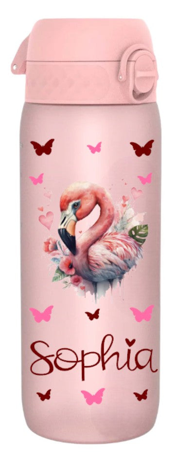 trinkflasche, sport trinkflasche, wasserflasche, trinkflasche personalisiert, sport trinkflasche personalisiert, wasserflasche personalisiert, trinkflasche auslaufsicher, trinkflasche mit name, trinfklasche kohlensäure, trinkflasche kaufen, trinkflasche personalisiert kinder, sport trinkflasche kinder kaufen, trinkflasche schule, trinkflasche bedruckt, trinkflasche beschriftet, trinkflasche rosa, trinkflasche erwachsene, trinkflasche erwachsene personalisiert, mit motiv, flamingo, trinkflasche schweiz