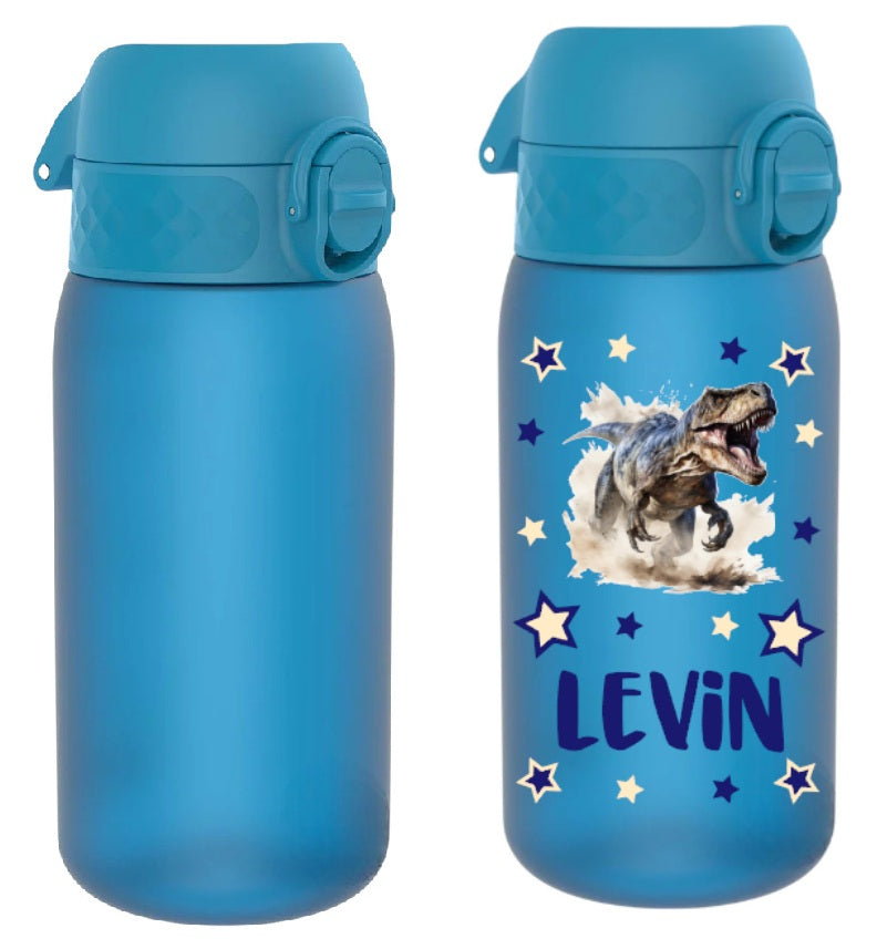 trinkflasche kinder, trinkflasche kinder personalisiert, trinkflasche kinder mit name, trinkflasche kinder auslaufsicher, trinkflasche kinder leicht, trinkflasche kinder blau, trinkflasche kinder bedruckt, trinkflasche kinder beschriftet, trinkflasche, trinkflasche junge,trinkflasche personalisiert, trinkflasche kaufen, trinkflasche kinder unterwegs, trinkflasche kinder kindergarten, trinkflasche kinder ohne strohhalm, trinkflasche kinder ab 3 Jahren, trinkflasche kinder kaufen, trinkflasche dino