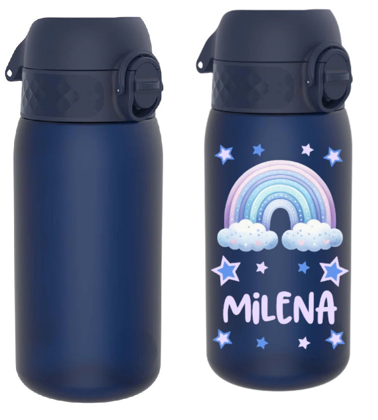 trinkflasche kinder, trinkflasche kinder personalisiert, trinkflasche kinder mit name, trinkflasche kinder auslaufsicher, trinkflasche kinder leicht, trinkflasche kinder dunkelblau,trinkflasche kinder bedruckt, trinkflasche kinder beschriftet, trinkflasche, trinkflasche mädchen,trinkflasche personalisiert, trinkflasche kaufen, trinkflasche kinder unterwegs, trinkflasche kinder kindergarten, trinkflasche kinder ohne strohhalm, trinkflasche kinder ab 3 Jahren,trinkflasche kinder kaufen,trinkflasche regenbogen