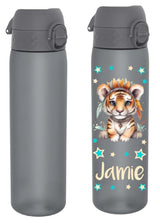 trinkflasche, trinkfasche kinder, trinkflasche personalisiert, trinkflasche bpa frei, trinkflasche sport, trinkflasche kinder personalisiert, trinkflasche auslaufsicher, wasserflasche, wasserflasche personalisiert, wasserflasche kinder, trinkflasche kinder kaufen, trinkflasche mit name, trinkflasche kinder mit name, trinkflasche grau, trinkflasche personalisiert tiger, trinkflasche junge, trinkflasche kindergarten, trinkflasche schule, trinkflasche beschriftet, trinkflasche bedruckt, ohne strohhalm