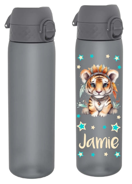 trinkflasche, trinkfasche kinder, trinkflasche personalisiert, trinkflasche bpa frei, trinkflasche sport, trinkflasche kinder personalisiert, trinkflasche auslaufsicher, wasserflasche, wasserflasche personalisiert, wasserflasche kinder, trinkflasche kinder kaufen, trinkflasche mit name, trinkflasche kinder mit name, trinkflasche grau, trinkflasche personalisiert tiger, trinkflasche junge, trinkflasche kindergarten, trinkflasche schule, trinkflasche beschriftet, trinkflasche bedruckt, ohne strohhalm