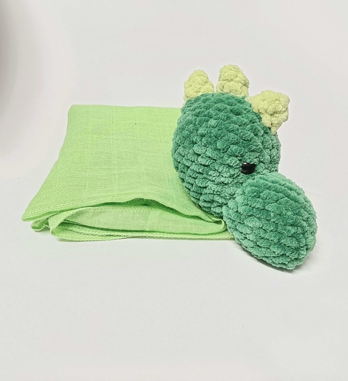 Nuscheli mit Häkeltier Dino