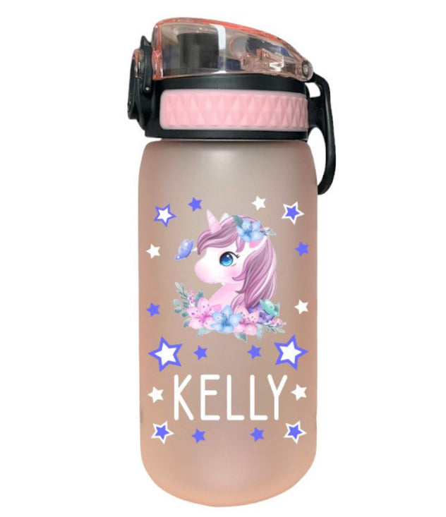 trinkflasche kinder, trinkflasche rosa, trinkflasche mädchen rosa, trinkflasche kinder rosa, trinkflasche kinder personalisiert,trinkflasche kaufen, trinkflasche kinder kaufen, trinkflasche mädchen kaufen, trinkflasche mit name, trinkflasche kinder mit name, trinkflasche mädchen mit name,trinkflasche auslaufsicher, trinkflasche kinder auslaufsicher, trinkflasche einhorn, trinkflasche kinder einhorn, trinkflasche einhorn personalisiert