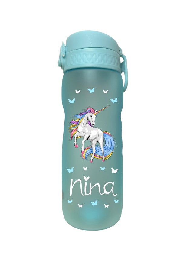 trinkflasche, sport trinkflasche, wasserflasche, trinkflasche personalisiert, sport trinkflasche personalisiert, wasserflasche personalisiert, trinkflasche auslaufsicher, trinkflasche mit name, trinfklasche kohlensäure, trinkflasche kaufen, trinkflasche personalisiert kinder, sport trinkflasche kinder kaufen, trinkflasche schule, trinkflasche bedruckt, trinkflasche beschriftet, trinkflasche hellbla, trinkflasche erwachsene, trinkflasche erwachsene personalisiert, mit motiv, einhorn, trinkflasche schweiz